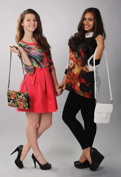 Dwie dziewczyny z torby pozowanie dla reklamy — Zdjęcie stockowe