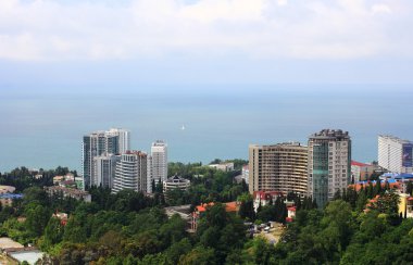 Sochi ve denizin resort bir yükseklikten görünümünü