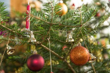 Noel arifesinde süslenmiş Noel ağacı, Noel ağacı, detay