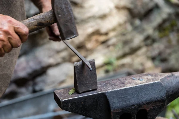 铁锤上的工艺锻造 锻造细节中的金属加工 — 图库照片
