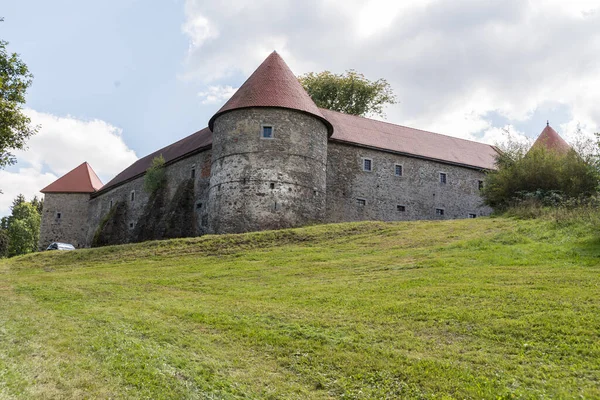 Atrakcja Kulturalna Zamek Piberstein Okrągłą Wieżą Lukami — Zdjęcie stockowe
