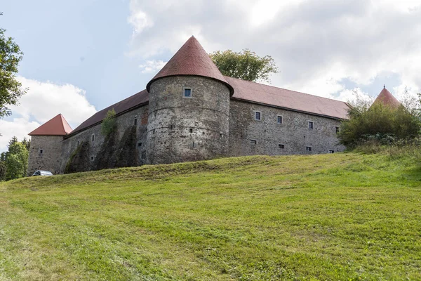 Kulturní Atrakce Hrad Piberstein Kulatou Věží Mezerami — Stock fotografie