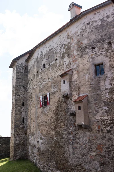 Piberstein Şatosu 'nun tarihi manzarası ve kültürel değeri.