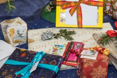 Noel arifesinde hediyeler. Paketli hediyeler.