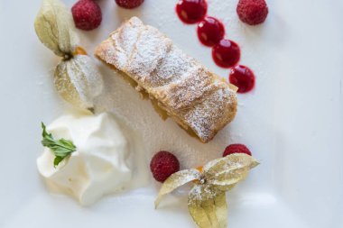 Geleneksel elmalı turta. Meyveli ve kremalı lezzetli meyveli pasta.