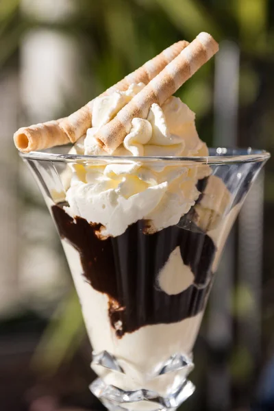 バニラアイスとおいしいサンデー 中空スティックとチョコレートソース カップデンマーク ロイヤリティフリーのストック写真