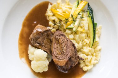 Mantar dolgulu sığır rölesi ve soslu börek - bir porsiyon biftek.