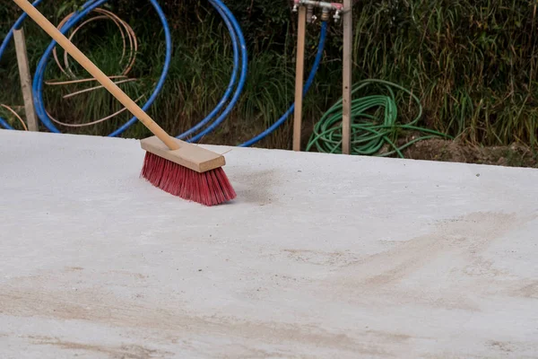 用扫帚清扫建筑工地 用扫帚清扫街道 — 图库照片