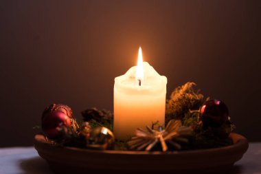 Mumlar romantik bir ortamda Advent aranjmanında yanar - Noel ağacı topları