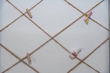 Ofis için mandallı boş iğne tahtası. Yaratıcı bir hediye.