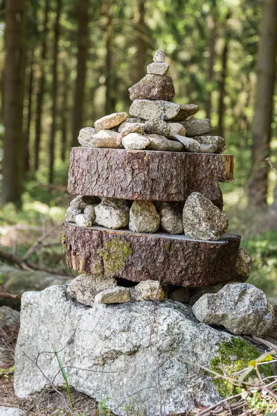 Experiência Natureza Para Crianças Empilhe Pedras Para Formar Uma Torre — Fotografia de Stock