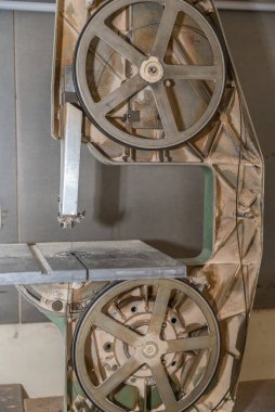 Tahta bantlı testere, kılavuz silindirlerden fırladı.