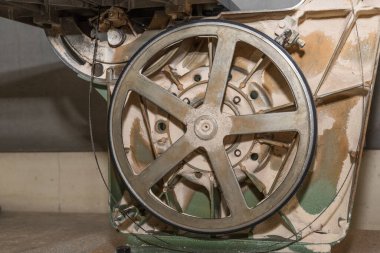 Tahta bant testeresinin testeresi kılavuz silindirlerden fırladı. Detaylar.