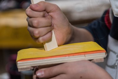 Zımparalama ve zımpara kağıdıyla elle yumuşatma - yakın çekim