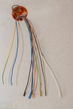 Bir inşaat sahasında elektrik tesisatı - yakın çekim elektrik hattı