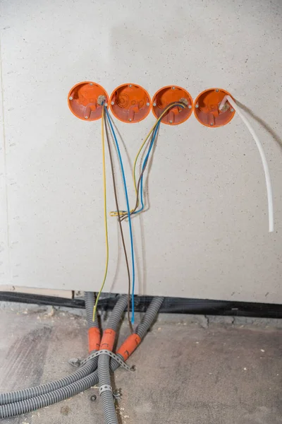 Elektrik Kabloları Elektrik Tesisatı Bir Inşaat Sahasında Güç Kaynağına Yakın — Stok fotoğraf