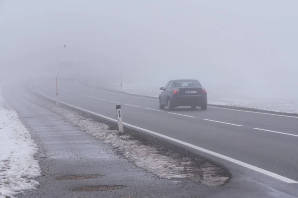 Погана Видимість Дорозі Через Сильний Туман Небезпечні Умови Водіння — стокове фото