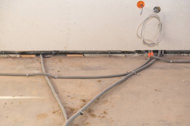 Elektrik tesisatı, kablo döşemesi, boş borular, yakın plan inşaat çalışmaları.