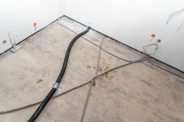 İnşaat alanı işi - elektrik tesisatı ve güç kabloları için plastik borular, detay