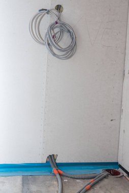 Elektrik tesisatının ayrıntıları bir inşaat sahasında çalışır - kanallar ve elektrik kabloları