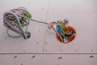 Elektrik kablosu ve oyuk duvar prizine kablolar yerleştirilmiş - bir evin kabuk inşaatı
