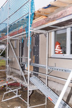 Bir bungalovun iskelesinde tek bir aile evi inşa etmek, detaylar.