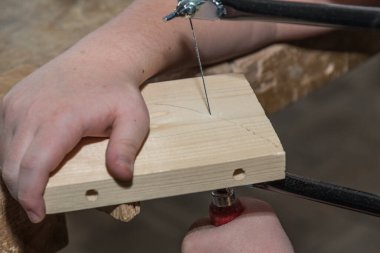 Tahta testereyle testereyi testereyle kesmek, testereyle ahşap işçiliği, yakın çekim.