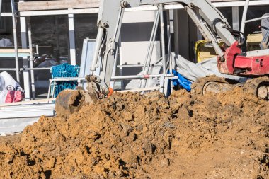 Toprak işleri için küçük bir kazı alanı olan inşaat alanı - inşaat makineleri, inşaat endüstrisi