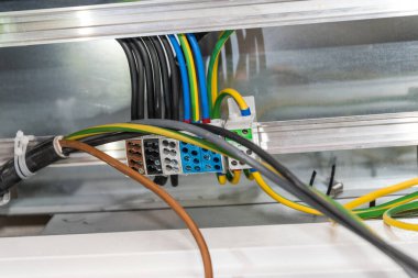 Kabukta bir ev inşa ederken elektrik tesisatı ve elektrik dağıtımcıları