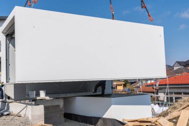 İnşaat vinci prefabrik garaj kuruyor - ev yapımı ve inşaat endüstrisi