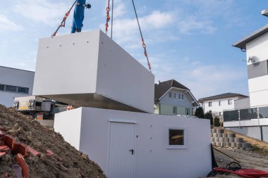 İnşaat vinci ile garaj kurarken inşaat çalışması yapılıyor