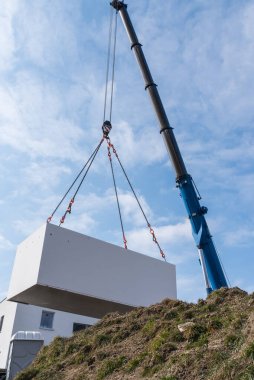 İnşaat alanında inşaat vinci ile bitirilen garaj kuruldu.