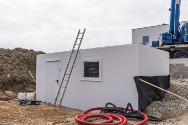 Garajın prefabrik parçalarıyla birlikte Crane şantiyede.