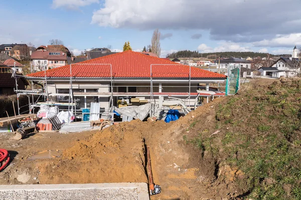 Bir bungalovun inşaatı - iskelesi olan prefabrik bir ev