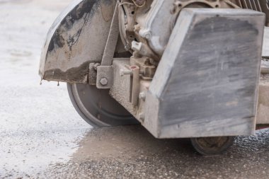 İnşaat endüstrisinin elmas bıçaklı zemin kesici ve asfalt kesicisi.