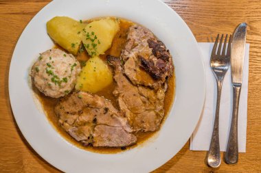 Ekmek hamuru ve soslu patatesli domuz rostosu.