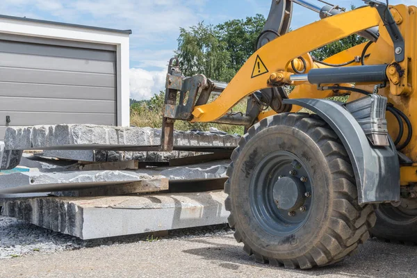 Transportasi Batu Granit Alami Lokasi Konstruksi Dengan Loader Roda Loader — Stok Foto