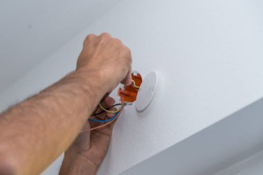 Elektrikçi eve elektrik kabloları ve soket yerleştirir - yakın plan