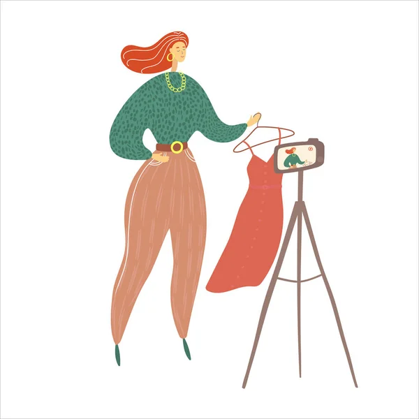 한 여성 이 카메라로 비디오를 찍고 있습니다. 스타일 리스트는 온라인상에서 고객들에게 추천을 합니다. 패션 블로그 컨셉. 손으로 그린 벡터 그림 — 스톡 벡터