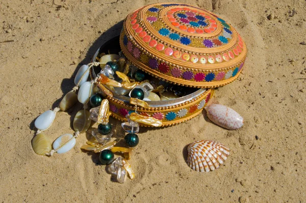 Κασετίνα με ένα χάντρες στην αμμώδη ακτή Εικόνα Αρχείου