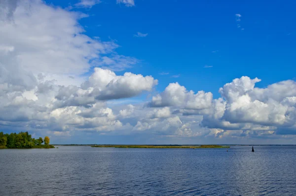 Beautiful sky with cumulus clouds over the river before the rain — Stock Photo, Image