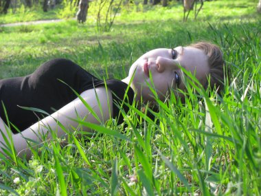 Çimlerin üzerinde bir kız