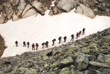 Dağları dağcıların zinciri