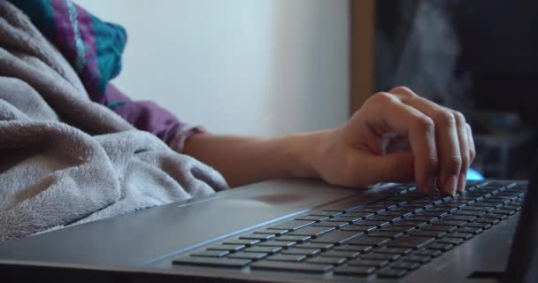 Joven freelancer manos escribiendo en un teclado portátil con un difusor de spray — Vídeos de Stock