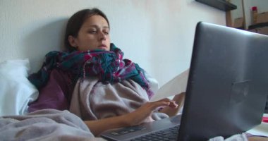 Genç serbest çalışan kadın soğuk öksürük ve sümkürme ile evde çalışıyor.