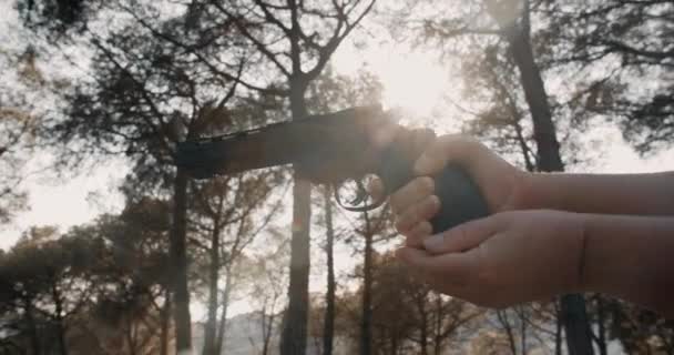 Ώριμη γυναίκα χέρια κρατώντας όπλο περίστροφο αέρα και στοχεύει στο δάσος στο ηλιοβασίλεμα — Αρχείο Βίντεο