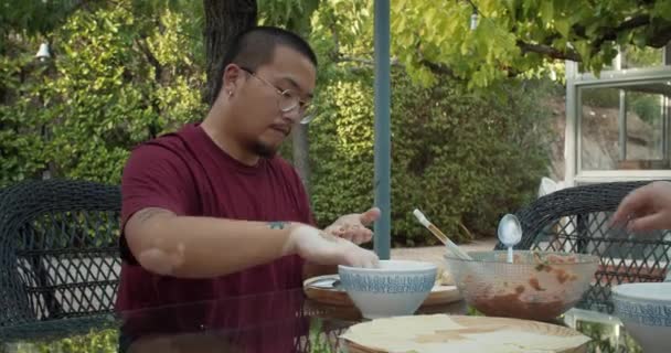 Chino los hombres haciendo asiático comida wonton con bough y picado carne al aire libre — Vídeos de Stock