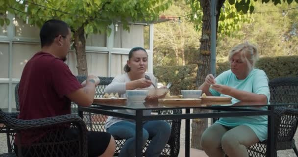 Diverses personnes cuisine asiatique nourriture wonton ensemble dans le patio de la maison rustique — Video