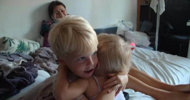 Malata madre distanza di lavoro toccato dai suoi figli tenero abbraccio — Video Stock