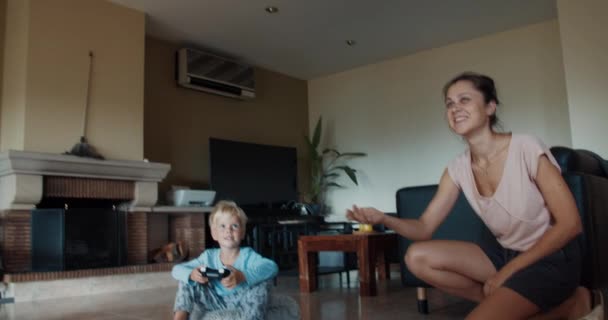 Rodinné hraní s hračkou drone mladá matka držení quadcopter s ručním úsměvem — Stock video
